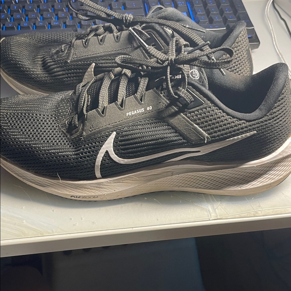Nike Pegasus 40 Black and White Mens size 9